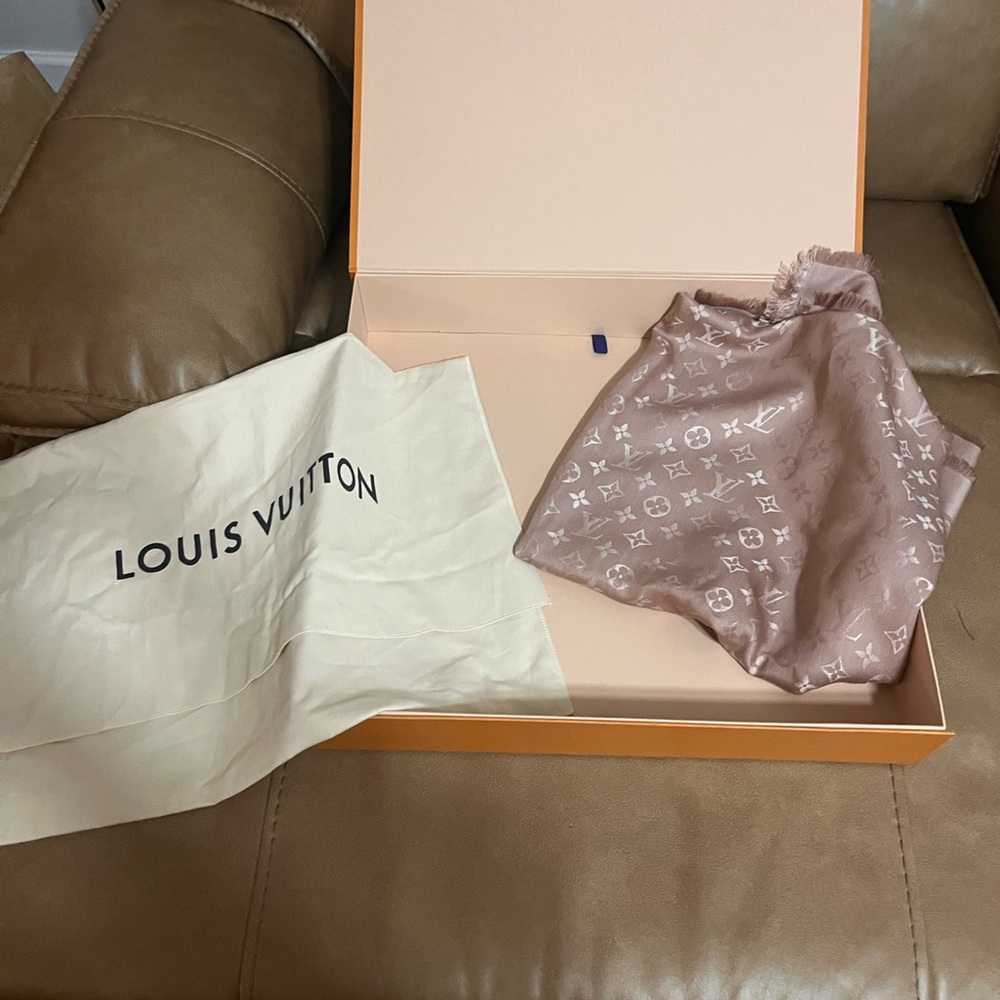 Louis Vuitton monogrammed classic shawl/scarf KRAFT - Picture 3 of 4